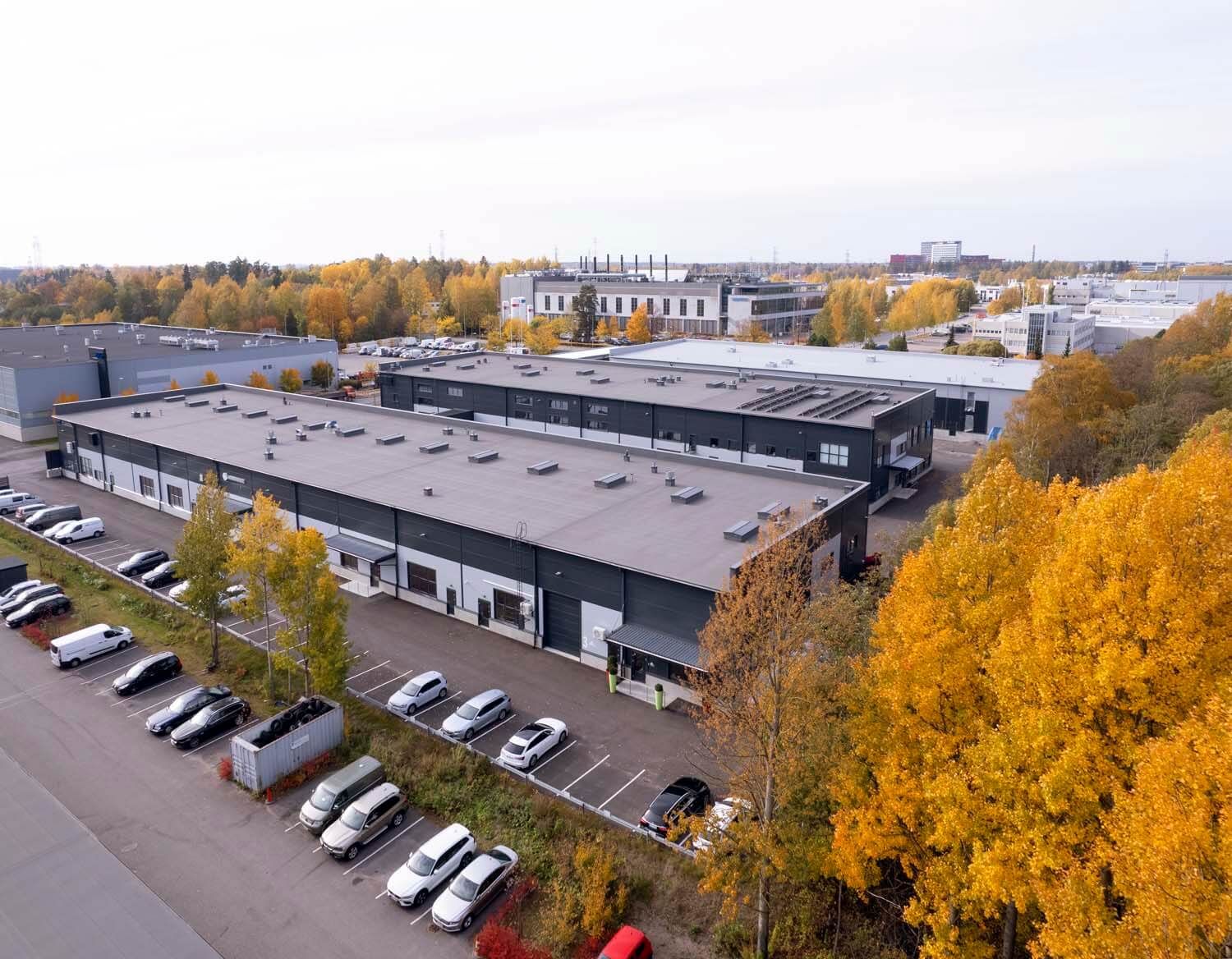 Juurakkotiellä vuokrattavana siisti varastohalli. Vapaa korkeus 5,5m. Tila sijaitsee ensimmäisessä kerroksessa ja siinä on oma suuri nosto-ovi sekä toisella puolella pari käyntiovea. Hallissa on oma wc ja valmiit hyllyt käyttöä varten. Lisätietoja numerosta 020 7290 710. Lisää kohteita osoitteessa...