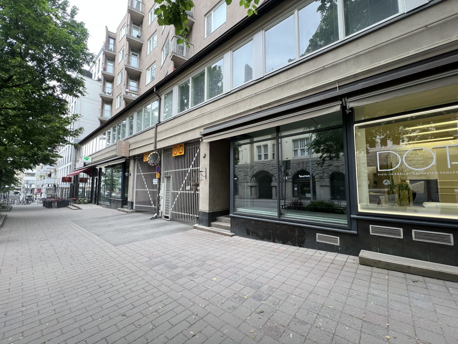 Tyylikäs kaksikerroksinen liiketila, joka muodostuu 60m2:n yläkerran katutason tilasta, jossa suuret ikkunat vehreälle j...