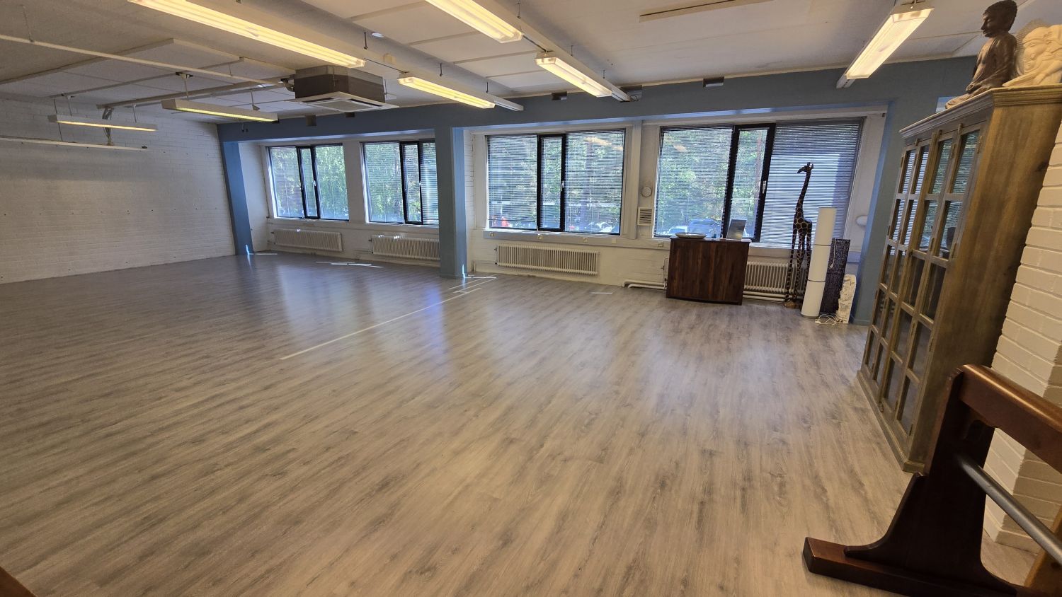 Kohtuuhintaista tilaa, jossa usean vuoden ajan toiminut joogastudio. Sitä ennen tila on ollut mm. varastona ja työtilana. Tilan voi jakaa tarvittaessa pienempiin osiin, sillä siihen on kolme sisäänkäyntiä, joista kahdessa on pariovet. Tilassa on ilmalämpöpumppu, vesipiste ja hyvä lattian kantavuus....
