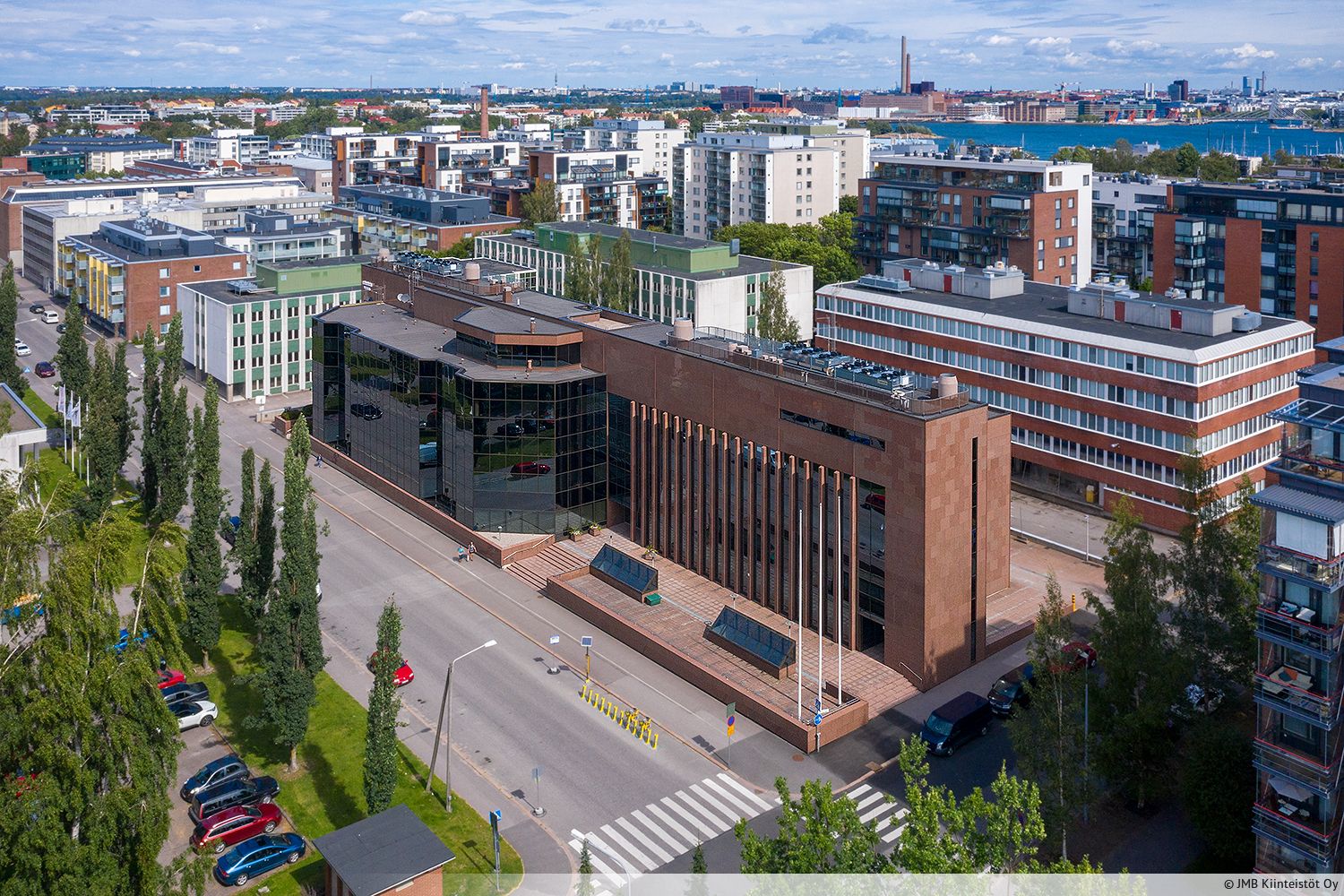 Vuokrattavissa ainutlaatuinen edustustila 5. kerroksessa Lauttasaaressa. Tämä tyylikäs ja luonteikas kokonaisuus voidaan vuokrata joko yksinään tai toimistotilojen lisäksi. Tilassa on viihtyisä, merellinen tunnelma laivamaisine puuverhoiluineen ja sohvaryhmineen, ja se tarjoaa monikäyttöiset sekä hi...