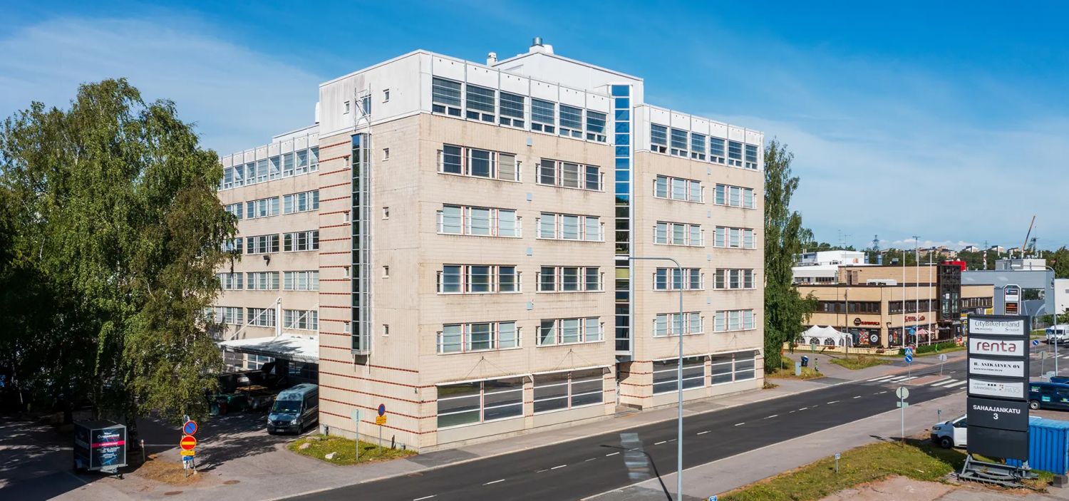 Siisti, teollisuushenkinen toimisto kiinteistön 5. kerroksesta, Herttoniemen teollisuusalueelta.