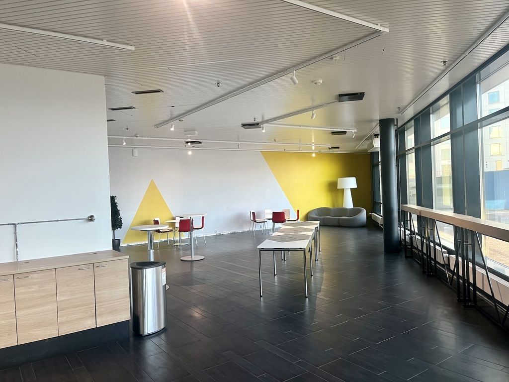 Vuokrattavissa liiketilaa Espoon Keilaniemestä.Tämä 192 m² liiketila sijaitsee kiinteistön 1. kerroksessa. Tila on avonainen, ja siihen kuuluu oma keittiö ja wc-tila. Tilaan on oma sisäänkäynti kadulta. Ei sovellu ravintola-, kahvila- tai parturikampaamotoimintaan. This premise is not suitable for...