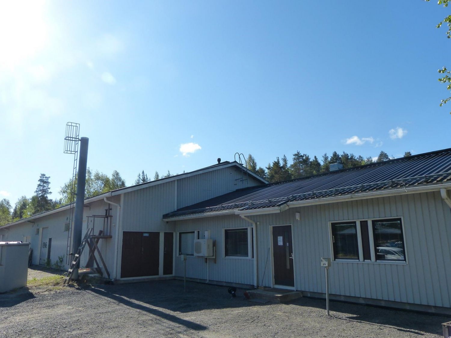 Nyt vuokrattavana hyvä toimitilakokonaisuus. Toimisto-/sos.tilat, jossa 5 erillistä toimistohuonetta, taukotila, sauna, wc (n. 150 m2) Viilennyksellä  ja koneellisella ilmanvaihdolla varustetuista toimistiloista käynti kahteen nosto-ovelliseen varastohallitilaan, kooltaan 115 m2 ja 120 m2.  Hallin k...