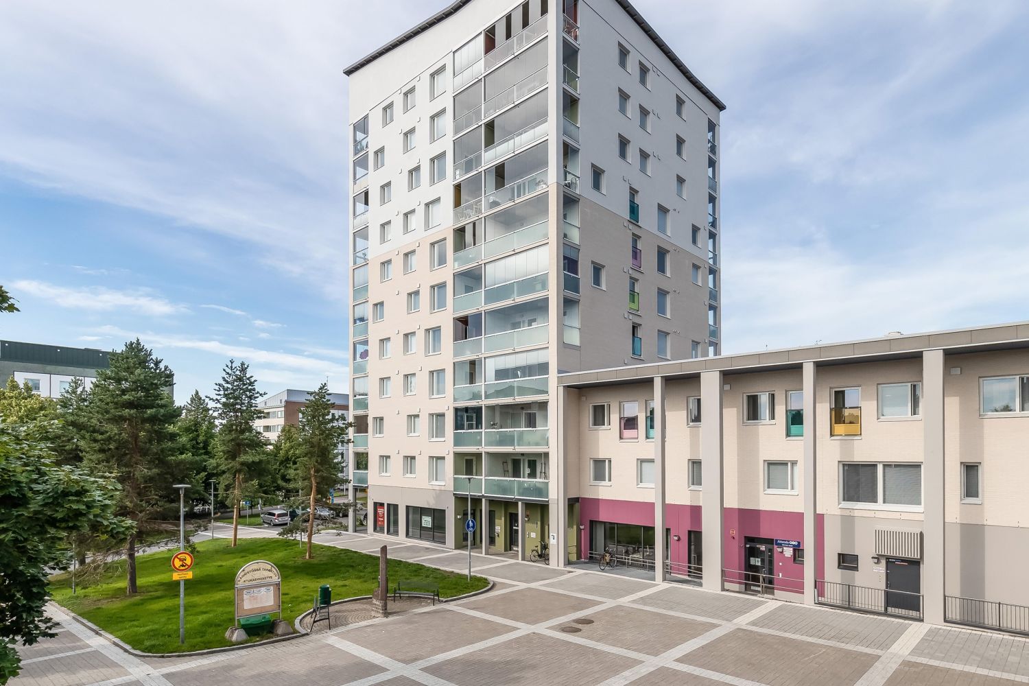 Tarjolla tilavaa, uudenveroista katutason liiketilaa Männistöstä!Tässä tilassa on 89m2, joka on mahdollista jakaa/vuokrata myös puoliksi 47 / 42m2. Tilassa on avaraa ja valoisaa liiketilaa, keittiötilat, wc/kylpyhuonetilat sekä mahdollisuus autopaikkoihin.Tilat on rakennettu vuonna 2019. Suuret ...