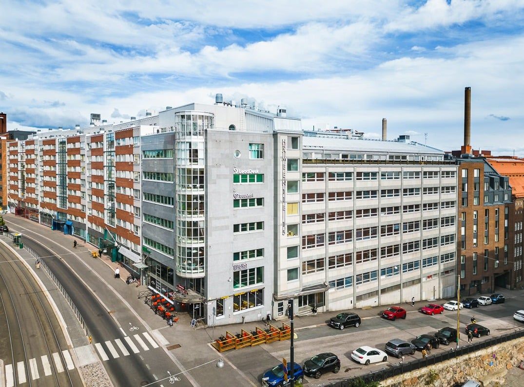 Tämä neljännen kerroksen toimisto tarjoa mahdollisuuden tehokkaalle työskentelylle. Tilassa on runsaasti avokonttoria, j...