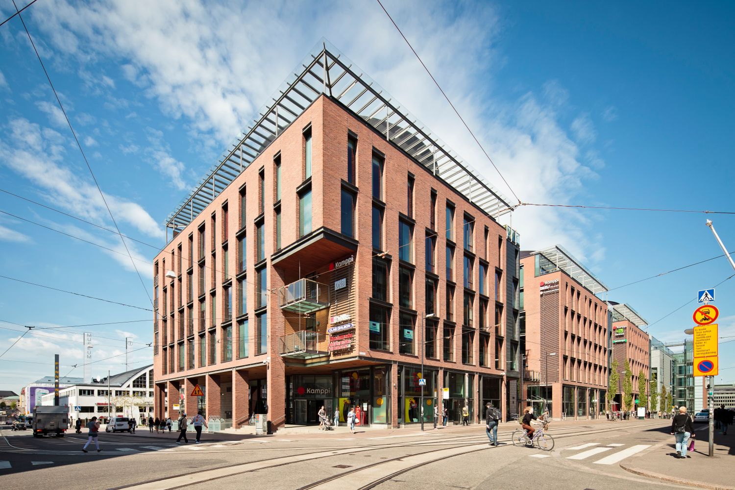 Hulppea 1499 m2 toimisto omalla lasitetulla parvekkeella sekä sisäpihan terassilla. Parvekkeelta upea urbaani näkymä Ten...