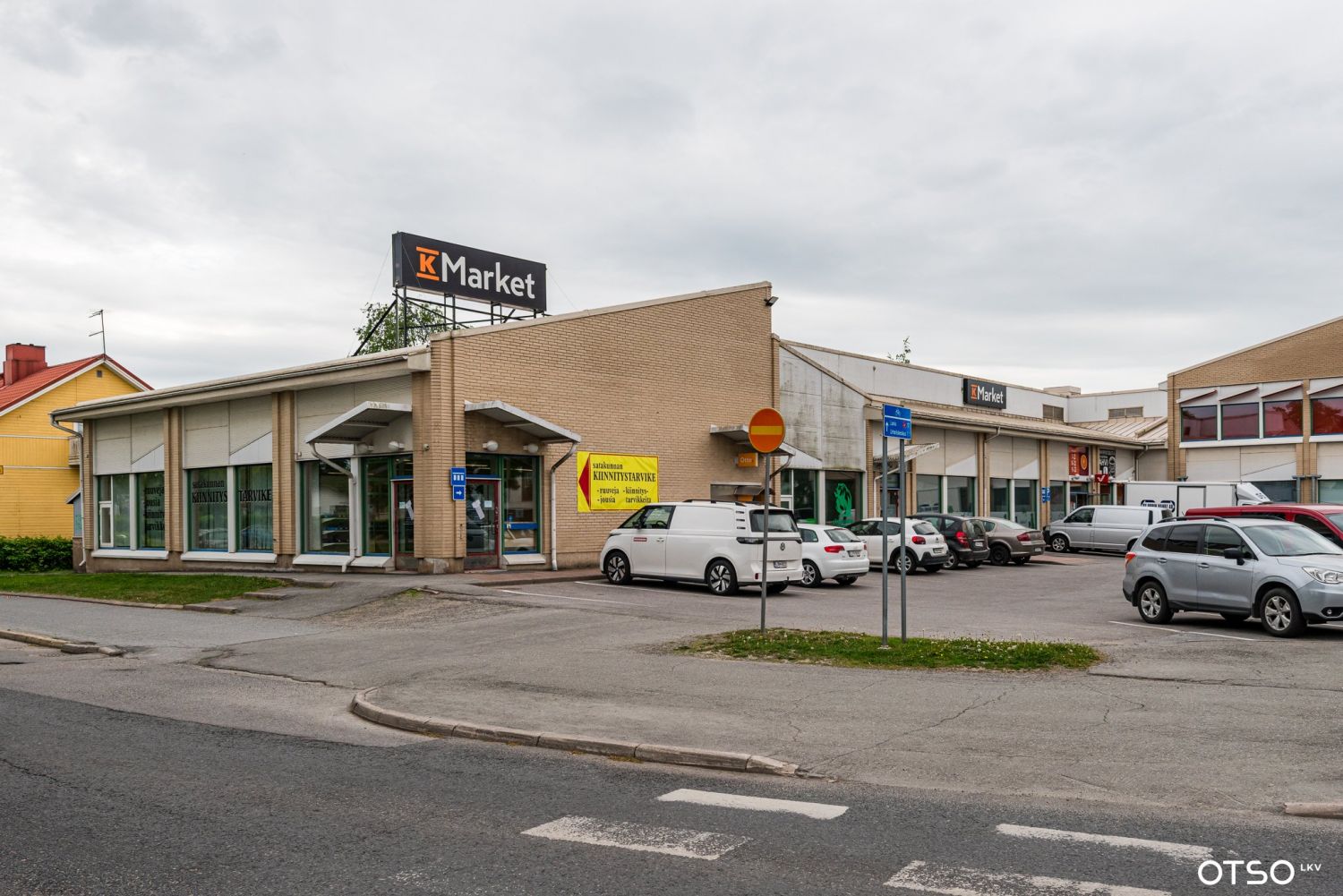 Tarjolla on 336 m²:n liiketila näkyvällä ja helposti saavutettavalla paikalla Porin Käppärässä, osoitteessa Kalevanpuisto 54. Tila muodostuu tällä hetkellä kahdesta erillisestä liiketilasta, joista toinen on mahdollista jakaa edelleen kahdeksi itsenäiseksi kokonaisuudeksi. Tämä tarjoaa erinomaiset m...