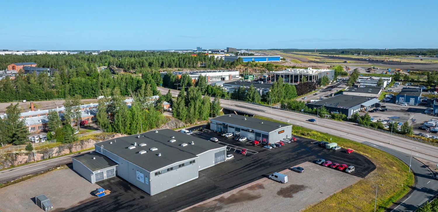 Monikäyttöinen 900 m²  halli-/varastotila erinomaisella sijainnilla Vantaalla