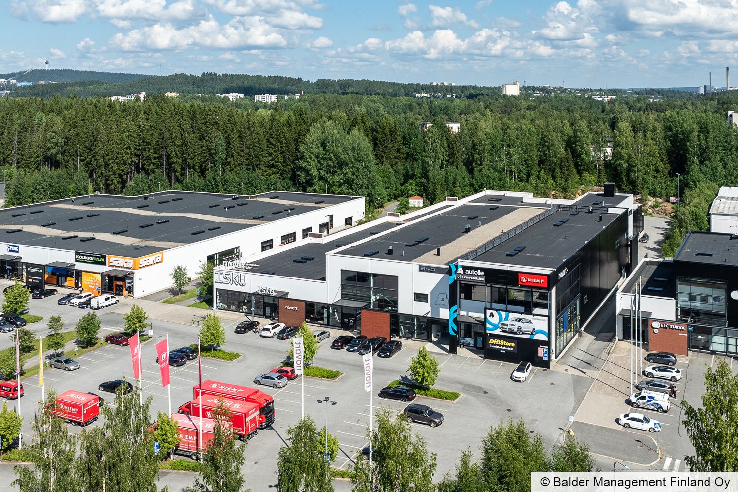 Vuokrataan liiketila retail parkin katutasossa kiinteist&ouml;n kulmassa. Tila soveltuu erinomaisesti isoa liiketilaa tarvitsevalle yritykselle. Tilassa lasinen julkisivu ja muuntojoustava pohja. Ota yhteytt&auml; ja kysy lis&auml;&auml;!
