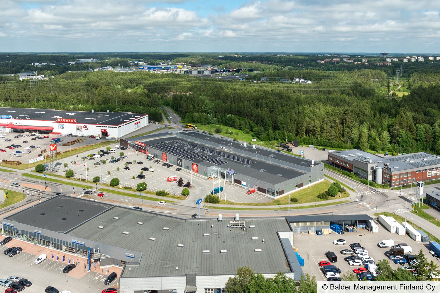 Vuokrataan moderni liiketila tilaa vaativalle kaupalle. Kiinteist&ouml; sijaitsee erinomaisella paikalla kauppakeskus Myllyn ja Bauhausin v&auml;liss&auml;. Erinomaiset liikennevirrat, 37 000 ajoneuvoa/vrk. Kysy lis&auml;&auml;!Tilan ominaisuudet  lastauslaituri