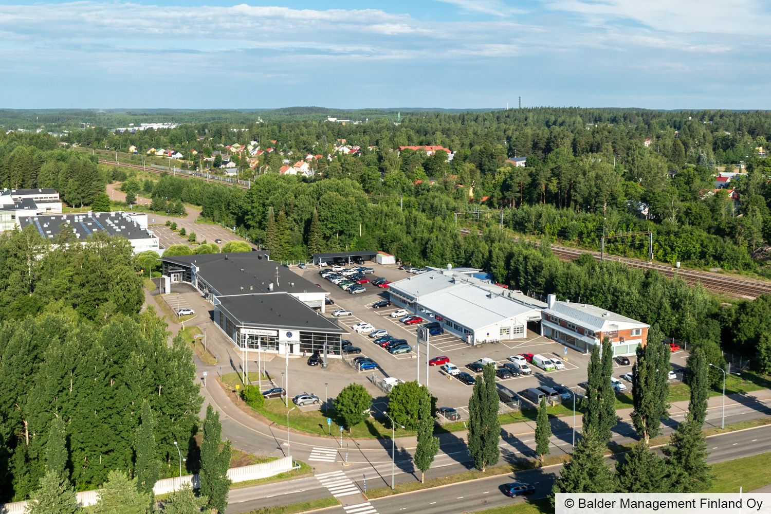 Vuokrataan perinteinen autokaupan liikepaikka. Kokonaisuus sisältää myymälärakennuksen autonpesupaikkoineen ja erillisen autokorjaamorakennuksen.