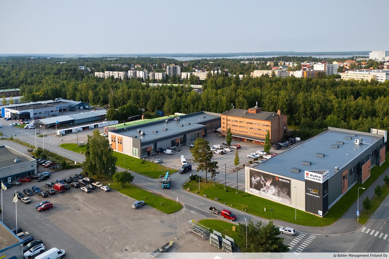 Vuokrattavana monipuolinen ja muuntojoustava toimitilakokonaisuus keskeisell&auml; sijainnilla Klemettil&auml;n liikealueella, Vaasassa. T&auml;m&auml; avara ja valoisa katutason toimitila sopii erinomaisesti sek&auml; liiketilaksi ett&auml; toimistok&auml;ytt&ouml;&ouml;n.&nbsp;Kokonaisuus koostuu ...