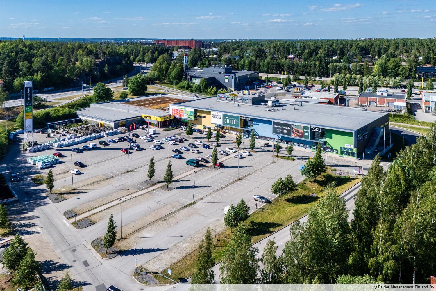 Vuokrataan 31.10.2026 vapautuva 2. kerroksen toimistotila Porttipuisto Shopping -liikekeskuksessa. Toimitila on nykyisess&auml; muodossaan huonetoimistoa, ja kerrokseen on hissiyhteys. Tila remontoidaan k&auml;ytt&auml;j&auml;n tarpeen mukaan joko toimisto tai retail-k&auml;ytt&ouml;&ouml;n. Kohde s...
