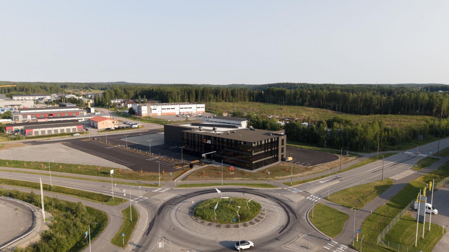 Suuri, esirakennettu 18 000 m2:n toimitilatontti Pirkkalan Jasperintiellä, jolle voidaan rakentaa jopa 6 400 m2:n räätälöidyt energialuokka A:n vuokratilat yrityksesi tarpeisiin.