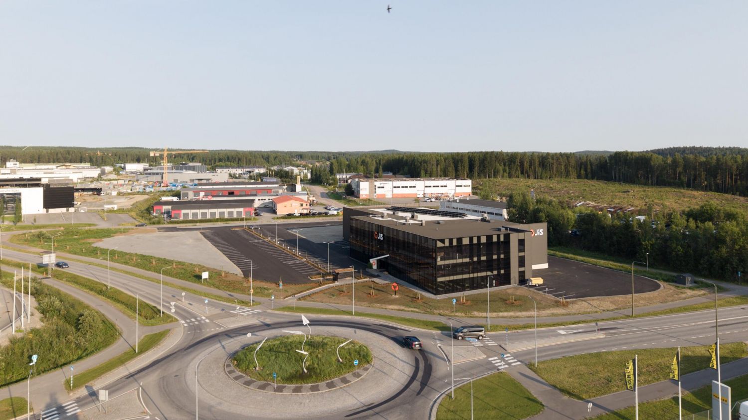 Suuri, esirakennettu 18 000 m2:n toimitilatontti Pirkkalan Jasperintiellä, jolle voidaan rakentaa jopa 5 400 m2:n räätälöidyt energialuokka A:n vuokratilat yrityksesi tarpeisiin.