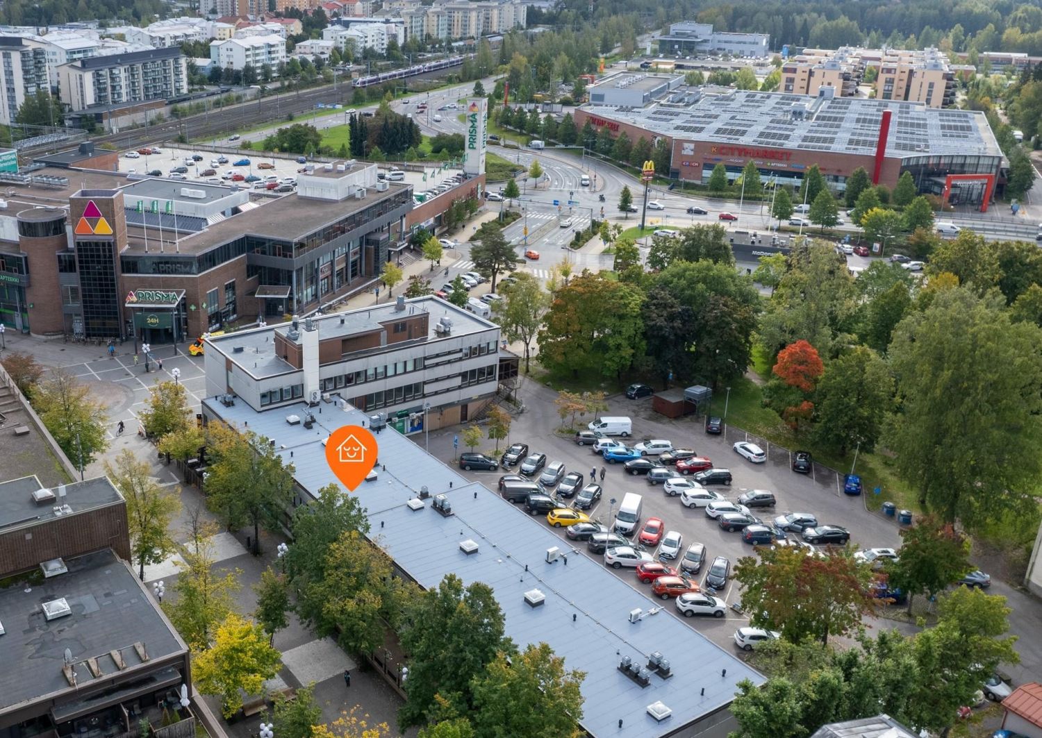 Vuokrattavana ravintolatila Keravan ydinkeskustassa  näkyvällä paikalla kävelykadulla!Erinomaisella sijainnilla monipuolinen ravintolatila Keravan vilkkaalla kävelykadulla.Tämä kokonaisuus tarjoaa loistavat puitteet ravintola-, kahvila- tai cateringliiketoimintaan.Tilat jakautuvat käytännöllise...