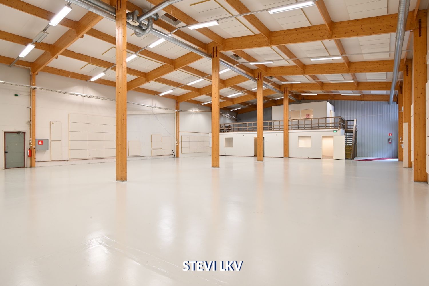 Hallitilaa 470m2 + toimisto/sostilaa 130m2 *EDULLINEN *Siisti *Heti vapaana *Korkeaa tilaa *Iso piha *Näkyvä paikka