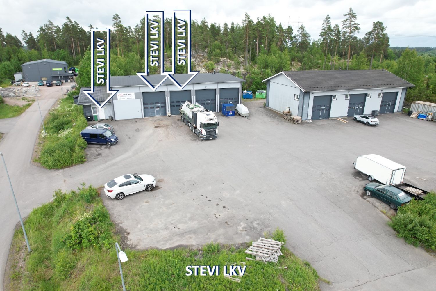 Hallitilaa 255m2 + toimisto 60m2 *Iso piha *2 x Korkea ovi *Vapaa 1.10.2026 *Soita 0400999900 ja kysy lisää.