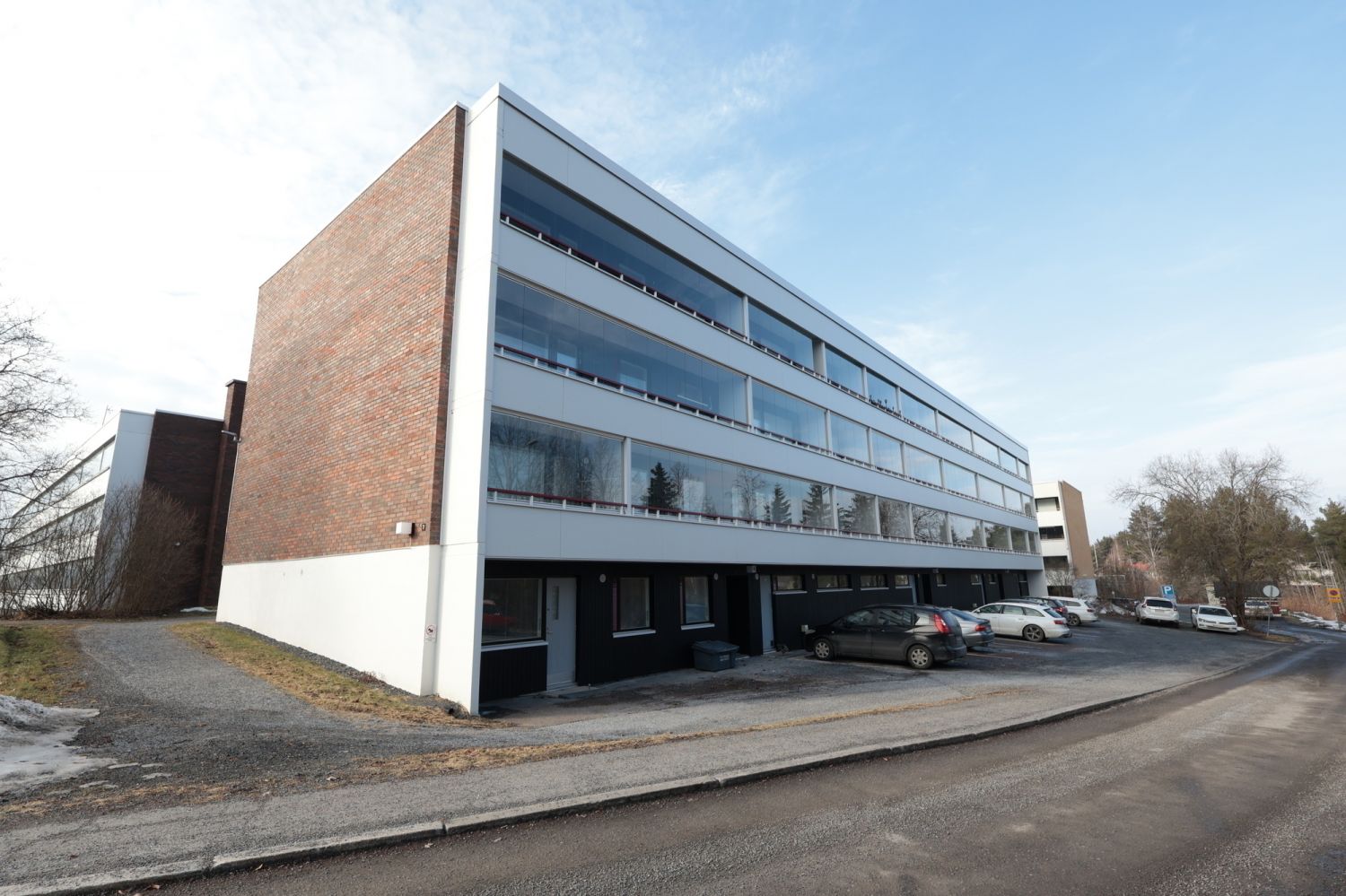 Lempäälän keskustasta valoisat tilat heti vapaana taloyhtiön alakerrassa. Tila soveltuu toimisto/ pienimuotoisen liiketilan käyttöön. Mahdollista tehdä muutostöitä tai remonttia vuokralaiselle sopivaksi. Tiloihin oma sisäänkäynti.Paikka on rauhallinen ja läheltä löytyy kauppa ja muita palveluja. A...