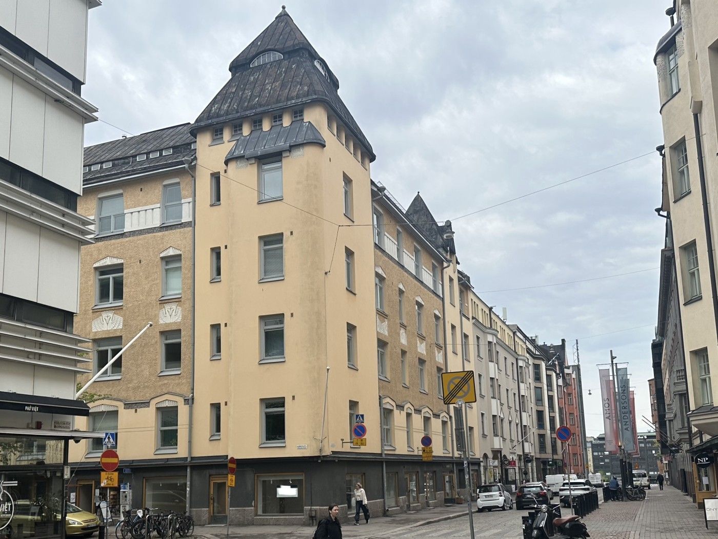 Vuokrataan näyttävä 151 m2 liiketila erinomaiselta paikalta Helsingin keskustasta, näkyvästä kulmakiinteistöstä Eerikink...