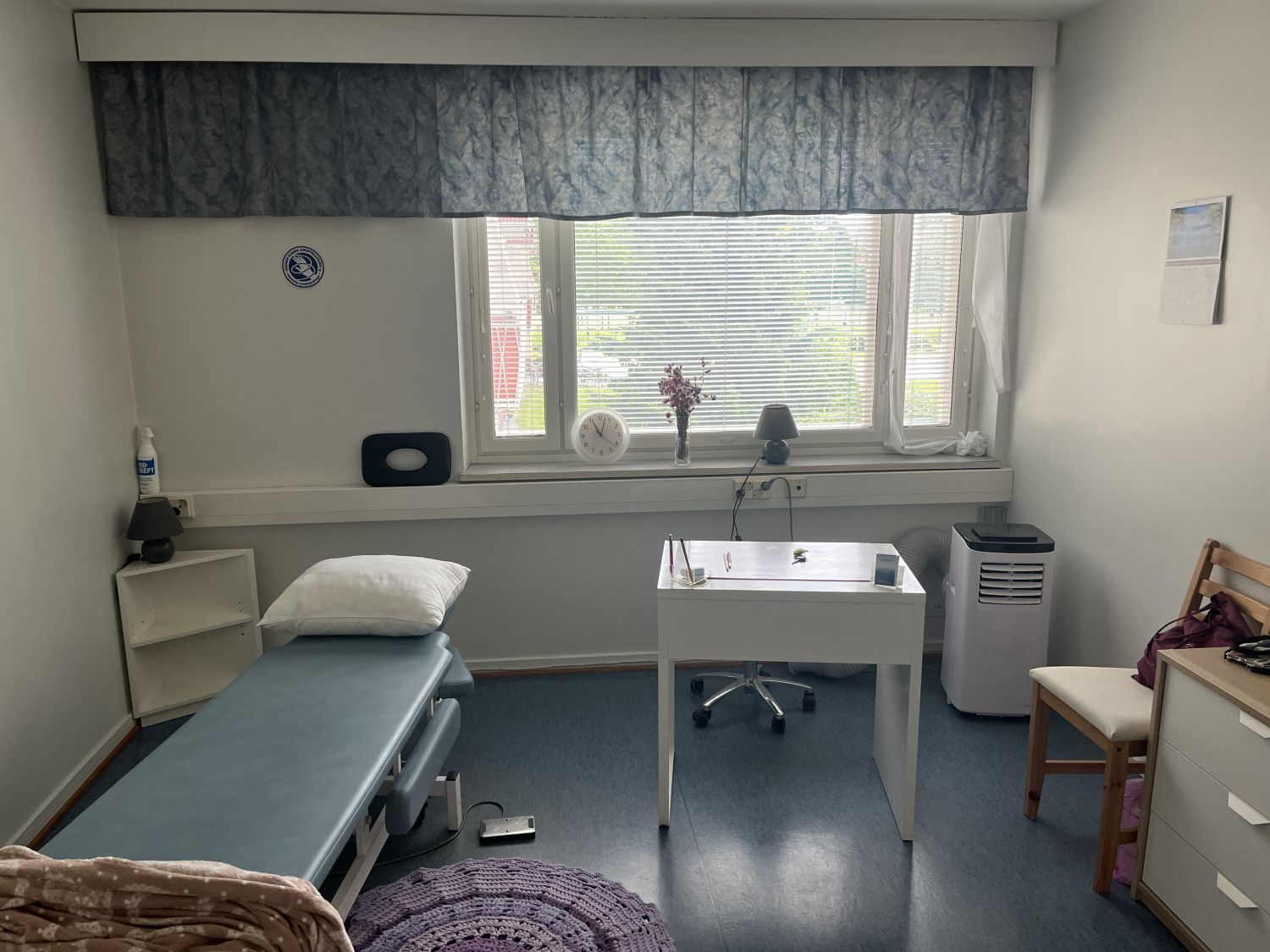 Nyt vapautumassa siisti toimistohuone Teiskontiellä! Näkymä huoneesta on taloyhtiön sisäpihalle. Tila soveltuu toimistotyöskentelyn lisäksi esimerkiksi vastaanottotoimintaan. Syytä on kuitenkin huomioida se, että katutason porraskäytäväovi on jatkuvasti lukittuna eli asiakkaat on noudettava ulkoa....