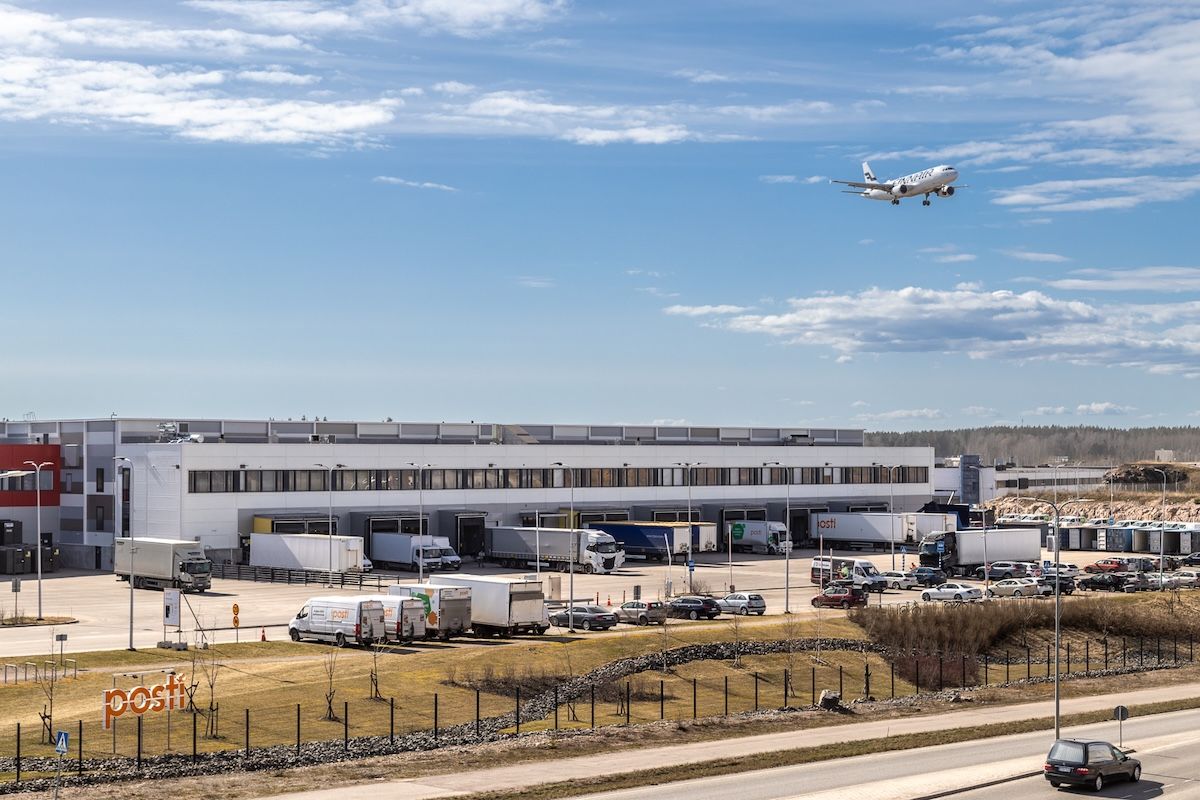 Vuokrattavana 6 556 m² varasto- ja logistiikkatila katutasossa. Kokonaisuus koostuu noin 5 644,5 m² korkeavarastosta, no...