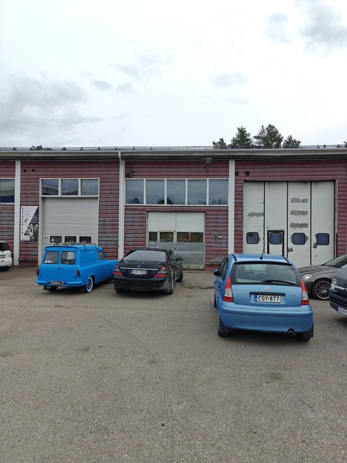 KORKEA HALLI JA ISO PIHA-ALUE, YLÖJÄRVEN SOPPEENMÄESSÄ !