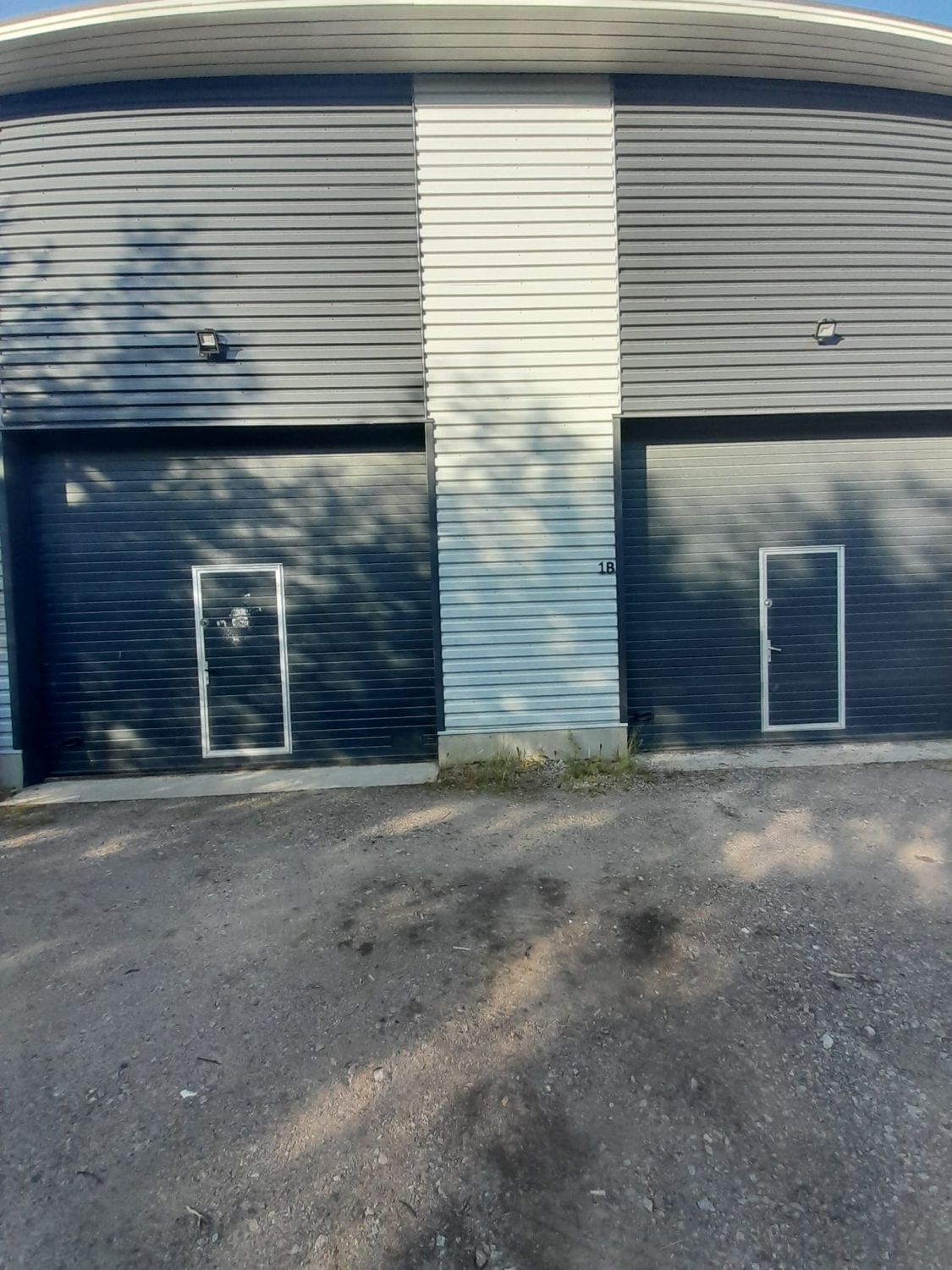 Tila sopii esim harraste-/ varasto-/ korjaamotilaksi. 2kpl nosto-ovea, L 4m - K 3,45m. 2 kpl käyntiovi. Lattialämmitys, ...