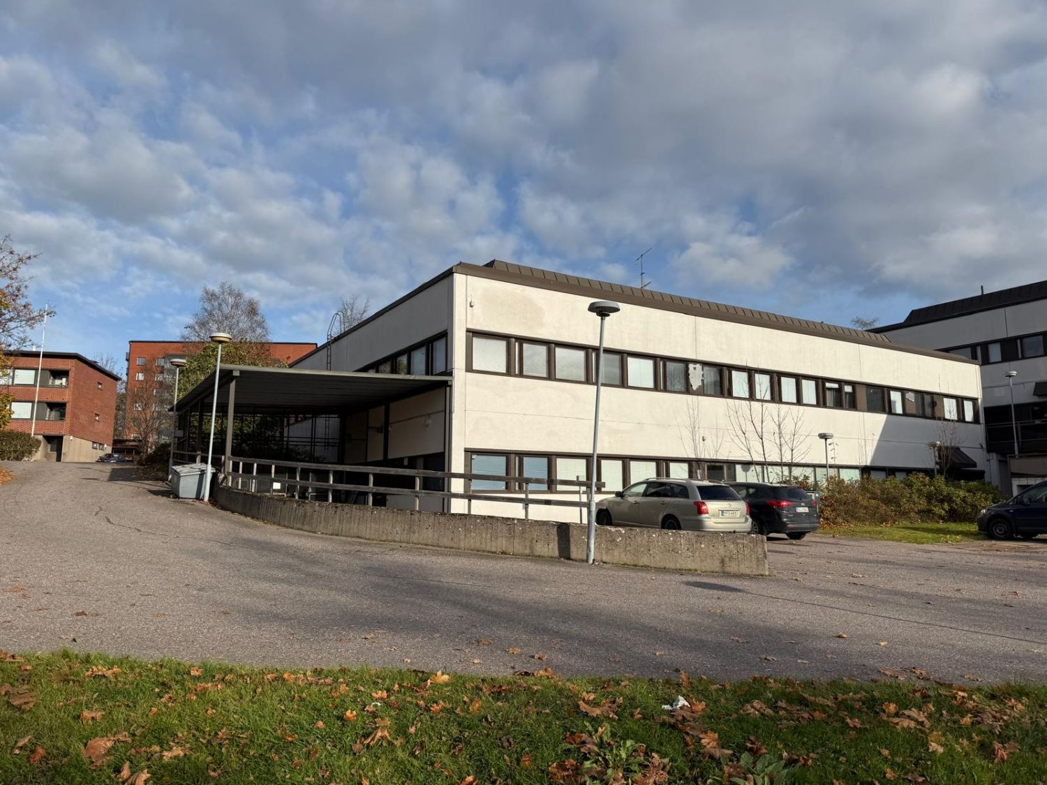 Julkisivu takaa