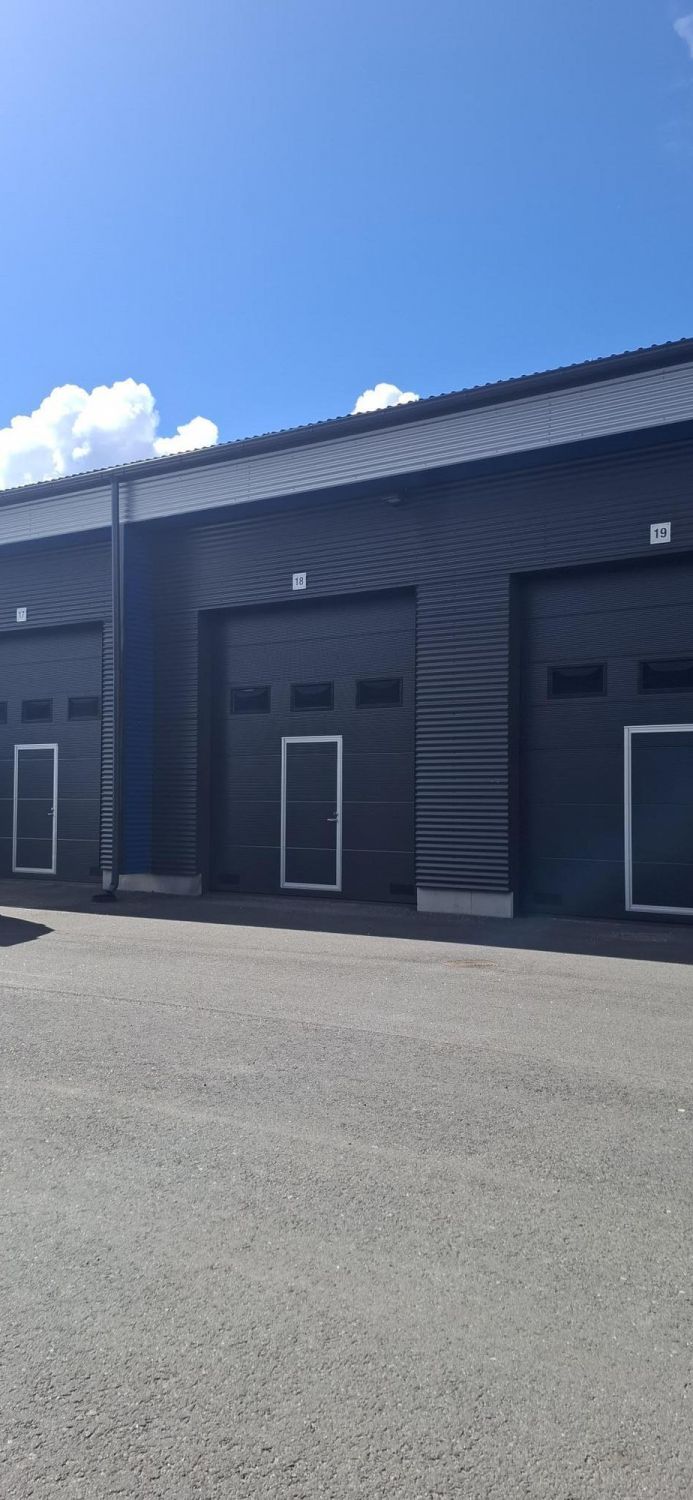 Vuokrataan Talliosake 50 m² Kempeleen ZatelliitissaHuippupaikalla moottoritien vieressä erittäin nopeiden kulkuyhteyksien varrella siisti hallitila.Pinta-ala: 37,5 m² + parvi 12,5 m²Korkeus: 5 m (parven alla 2,5 m )Varustelu: Iso nosto-ovi erillisellä käyntiovella, sähkölämmitysSijainti: Zatelli...