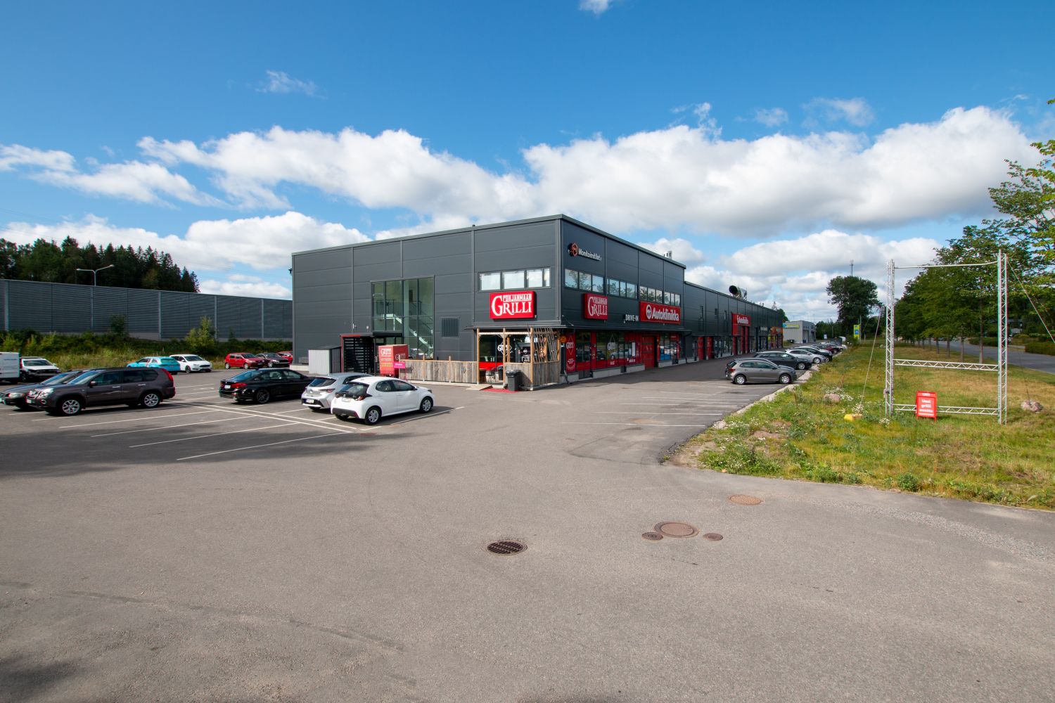 Julkisivukuva kiinteistön kulm