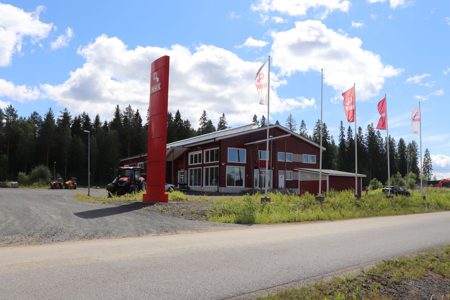 Vuokrataan nykyaikainen ja erittäin siisti hallikiinteistö Siilinjärven Toivalassa. Tästä sijainnista liikennöit sujuvas...