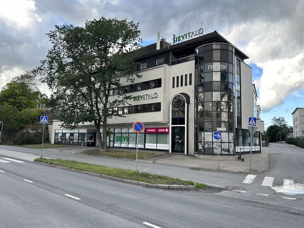 Katutason liiketila hyvien liikenneyhteyksien varrella Satakunnantien alkupäässä lähellä Turun keskustaa. Tilan näyteikk...