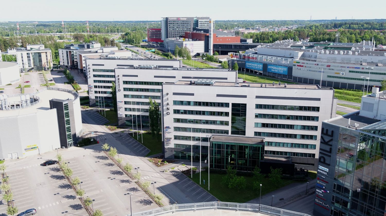 Gate8 Business Park tarjoaa modernia toimistotilaa loistavin palveluin Vantaan Aviopoliksessa, Kehä III:n varrella
