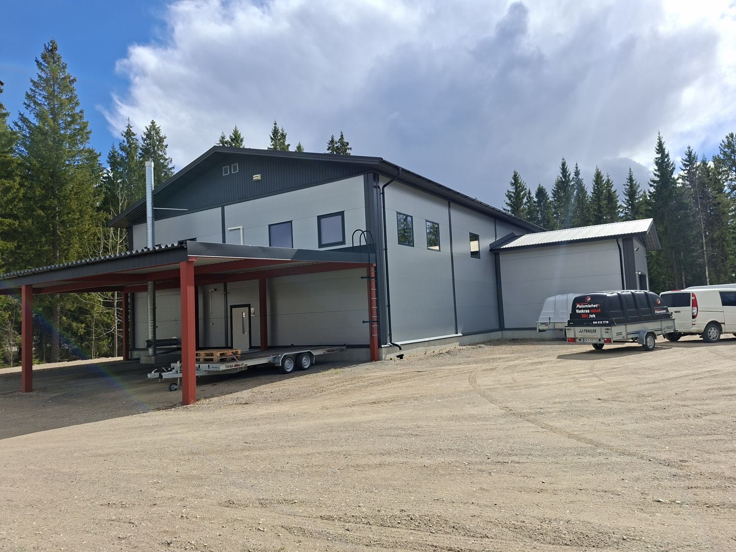 rakennuksen pohjoispääty, jossa on tilava (n. 80 m2) katos