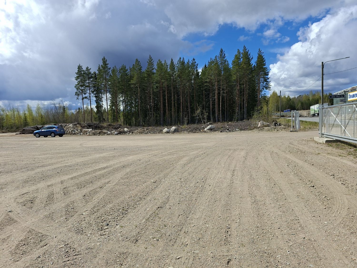 Piha-alue, tasainen hiekkakentta (noin 5.000 m2)