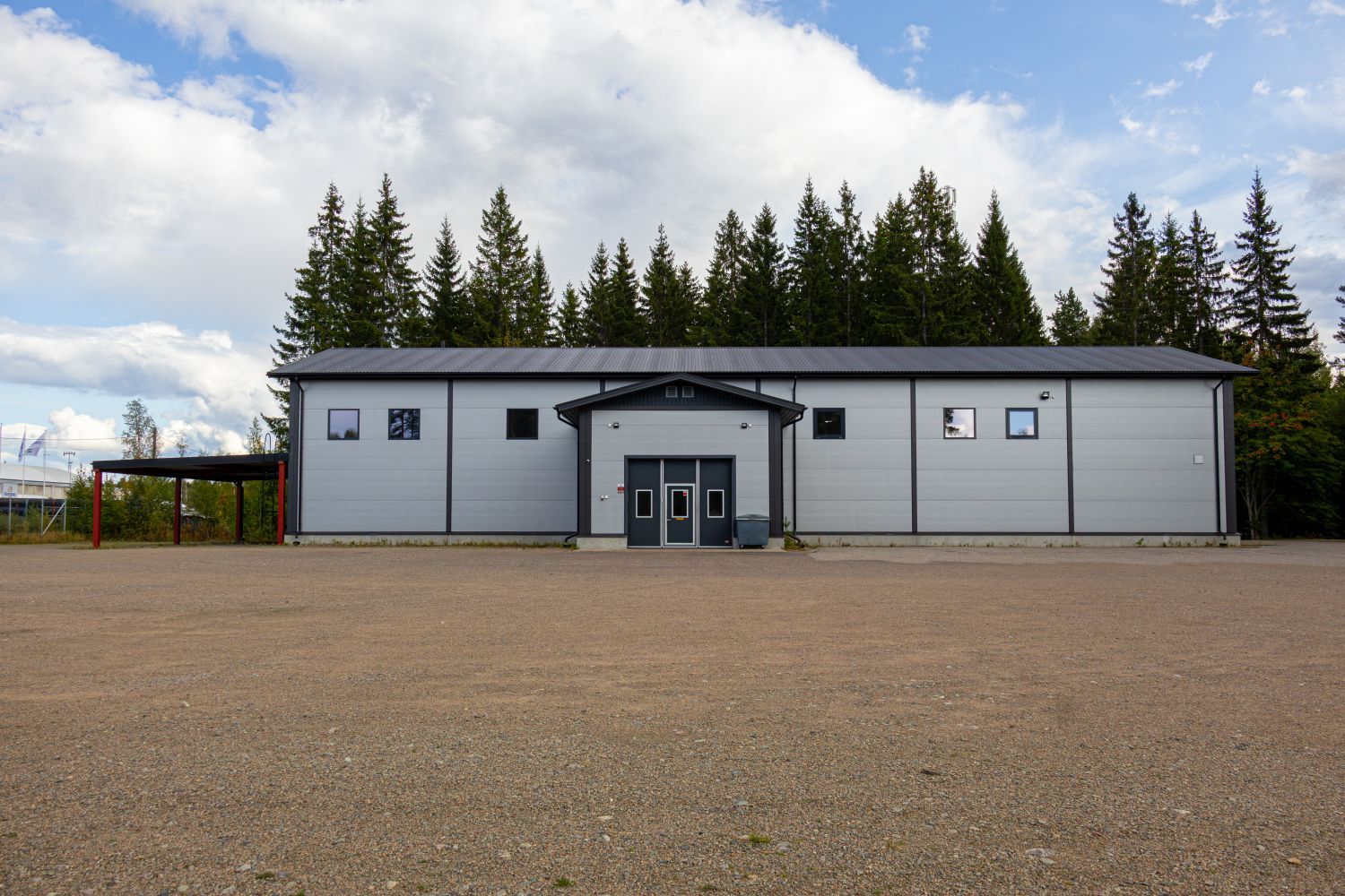 Rakennuksen lännen puoleinen sivu