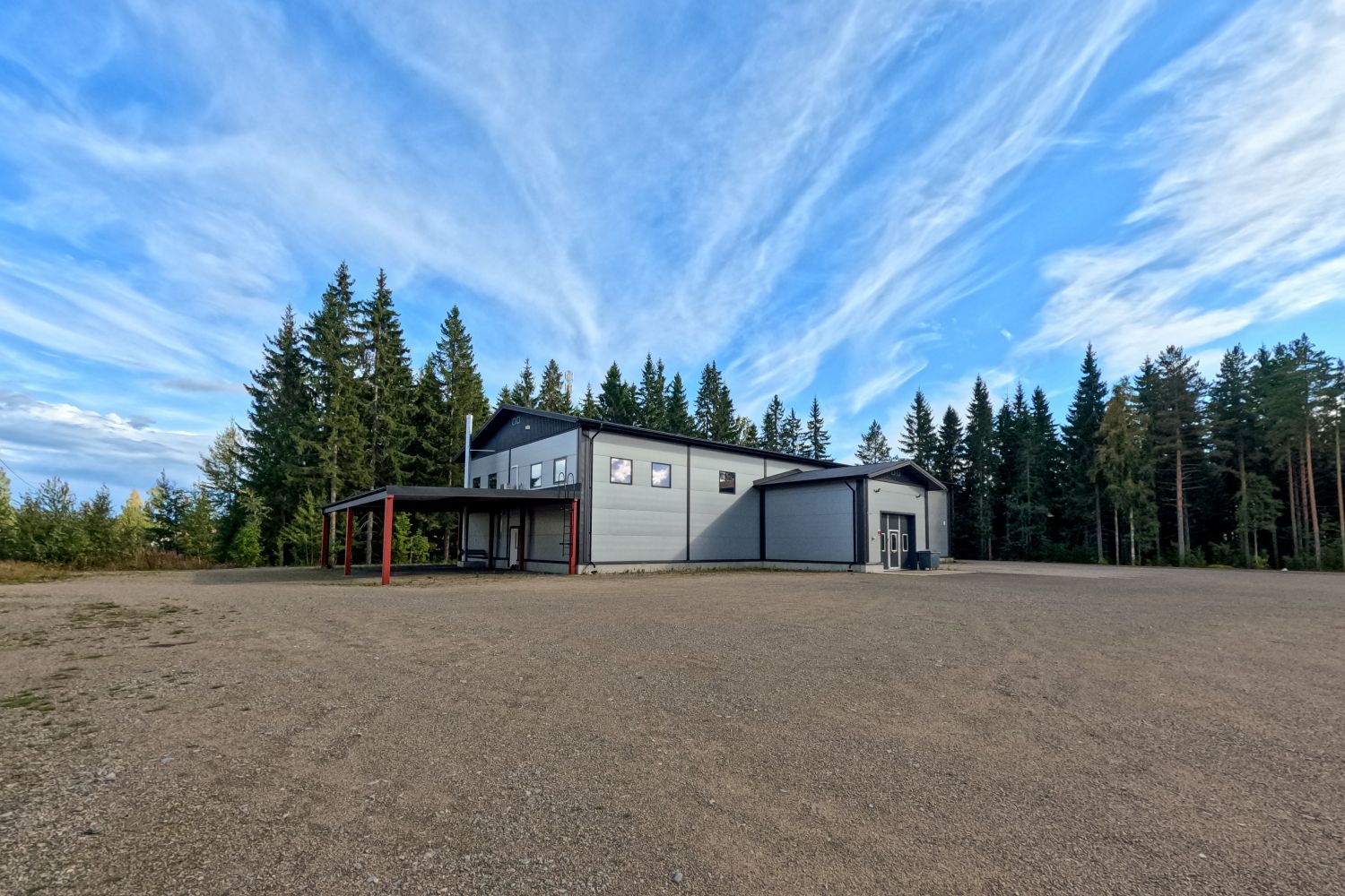 2020 valmistunut hyväkuntoinen teollisuushallirakennus (n. 659 m2).  Tuotantotila on  420 m2 (n. 6 m kork.). Hallin pääd...