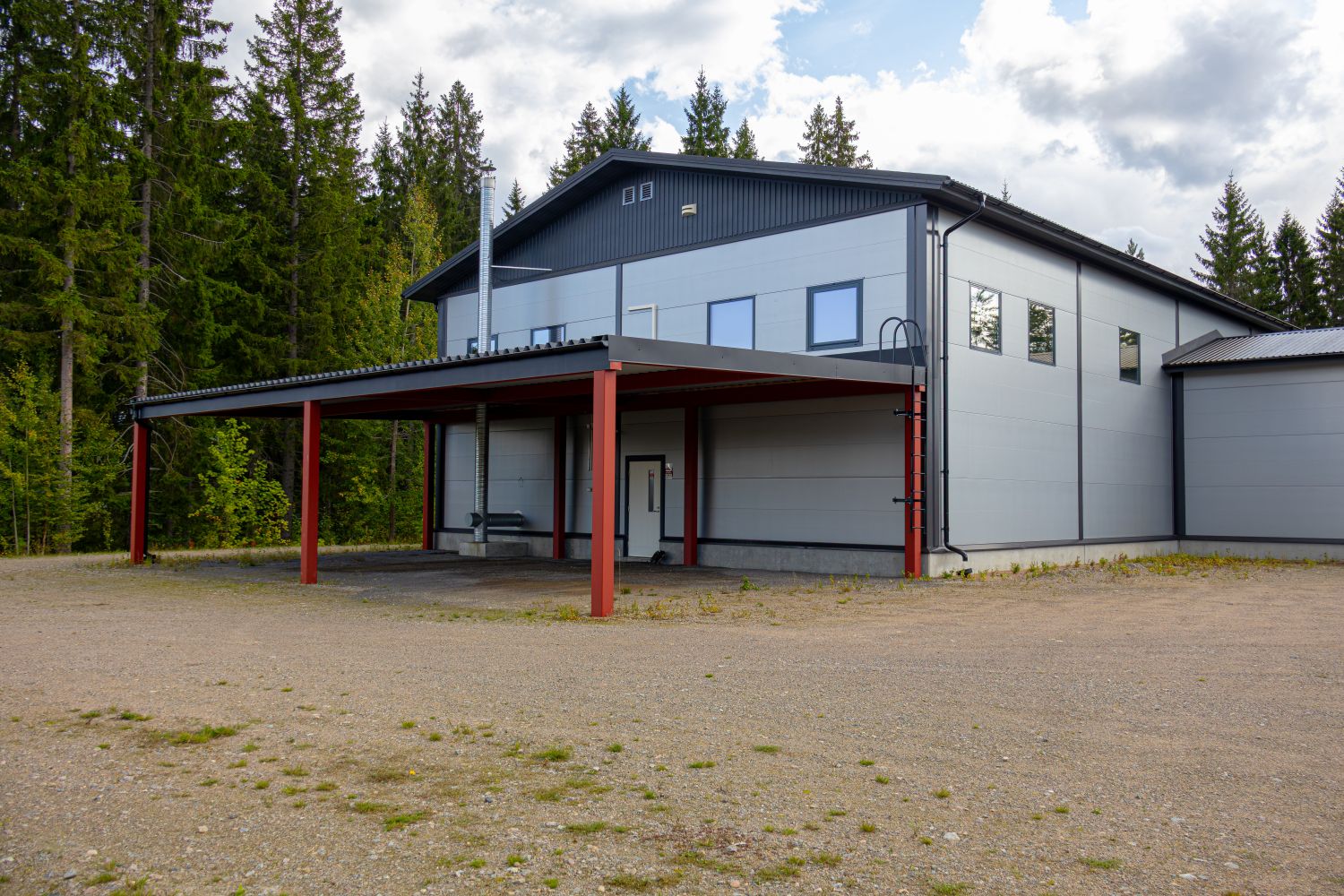 Rakennuksen pohjoispääty, jossa on tilava (n. 80 m2) katos