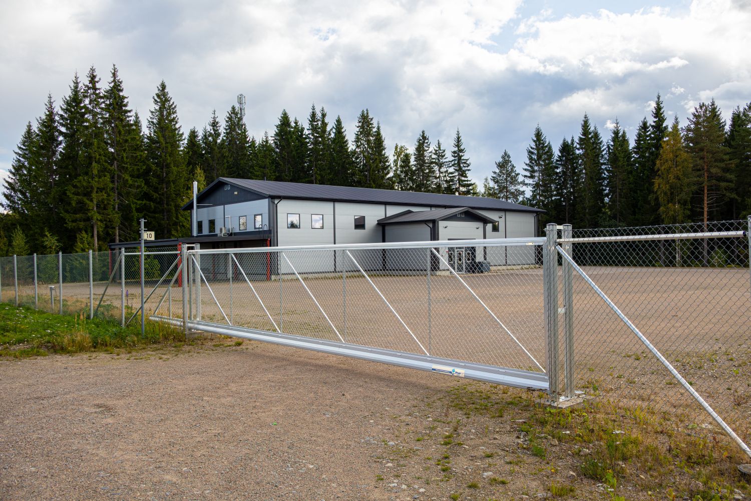 Rajalantie puoleinen tontin osa aidattu (portit sisäänkäyntiin) 
