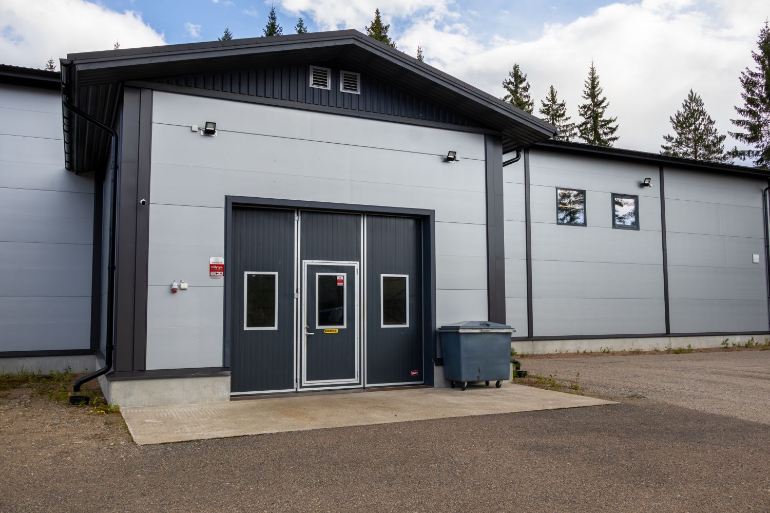 Hallin lännenpuoleisen sivun käynti- ja nosto-ovi (noin 2,4 m x 2,4 m) 