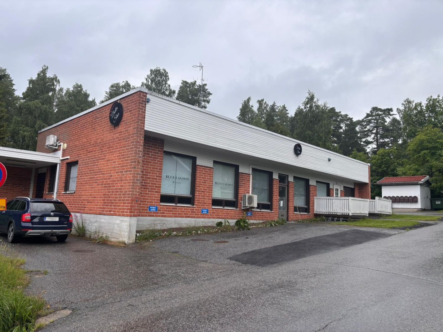 Vuokrataan Jyväskylän Halssilasta monikäyttöinen ja siisti toimitilakokonaisuus katutasosta. Tilaa on yhteensä n. 125 m2...