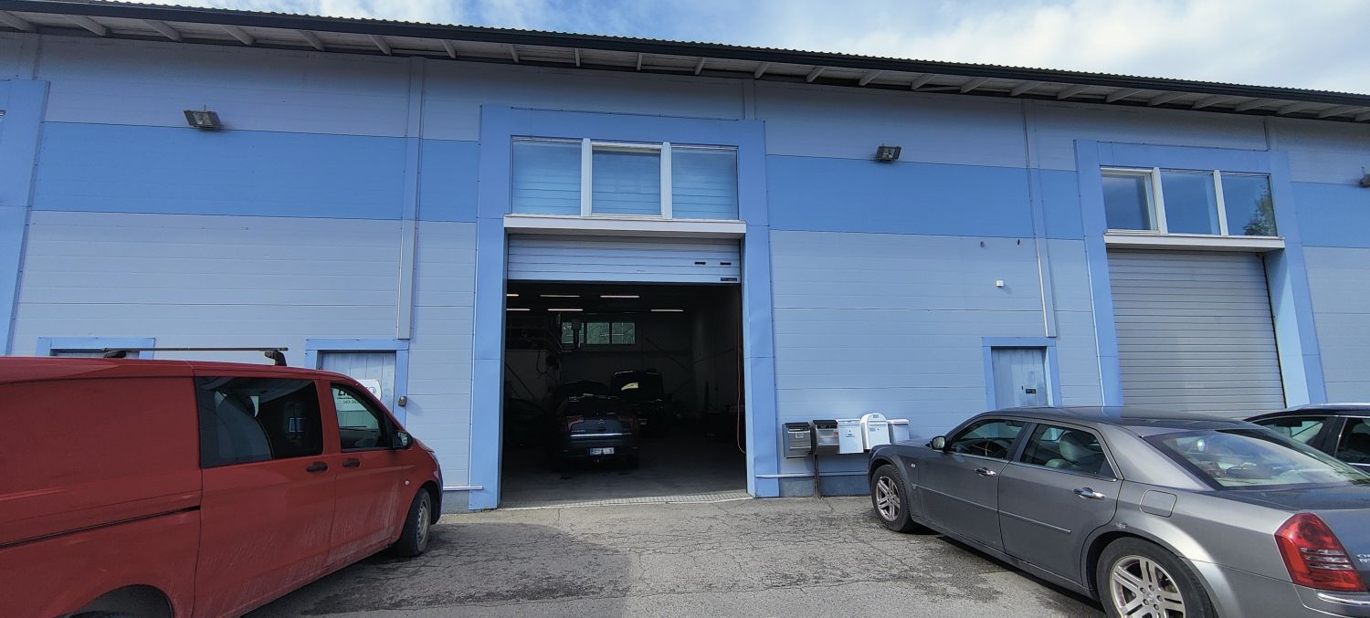 Ulkokuva, nosto-oven mitat n. 3600 cm X 3600 cm
