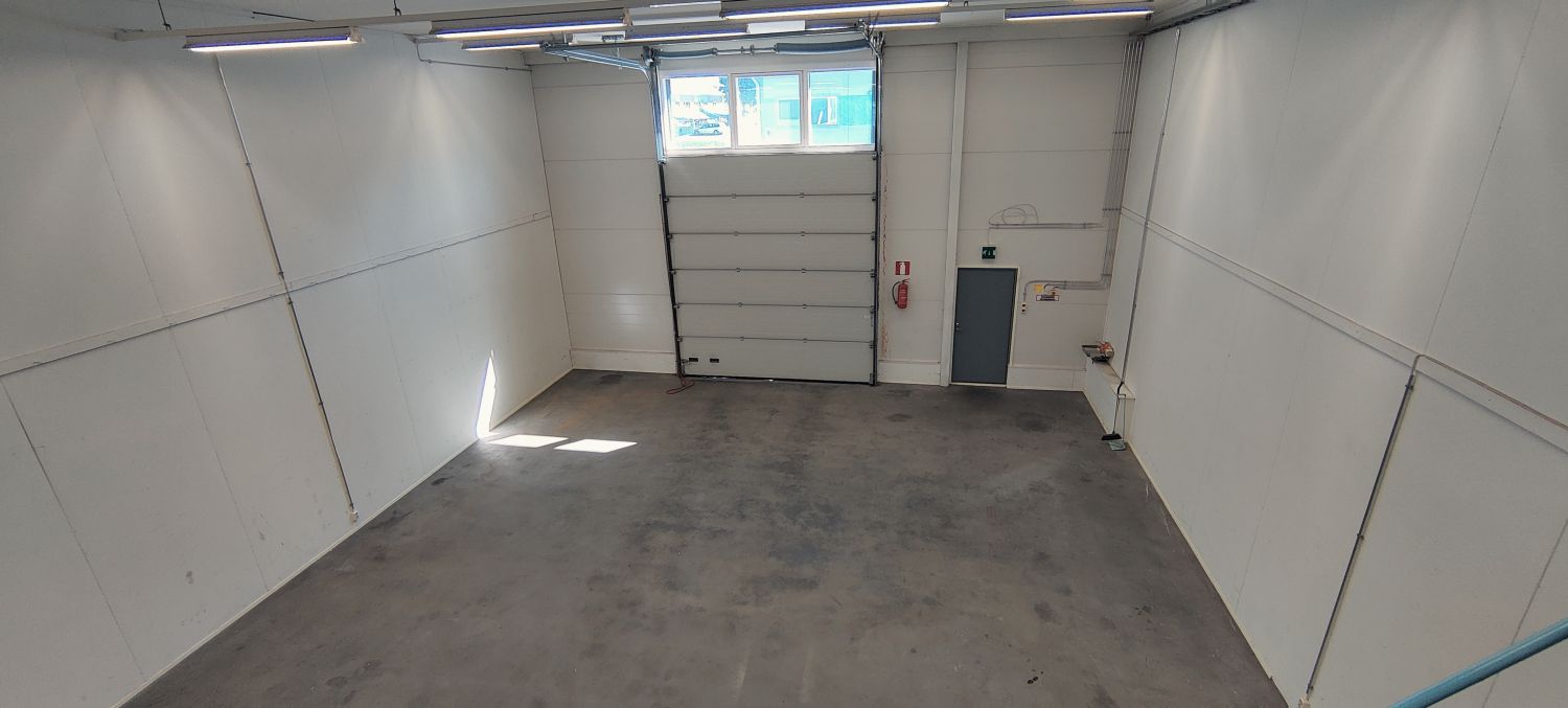 Nosto-oven mitat n. 3,6m x 3,6m, lisäksi myös käyntiovi