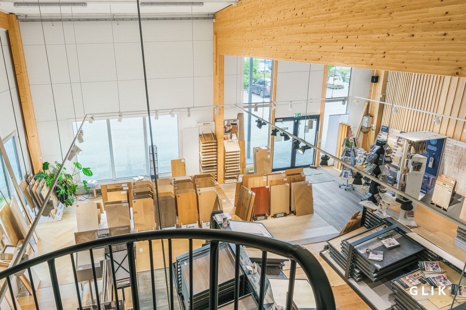 Myymälä on avara