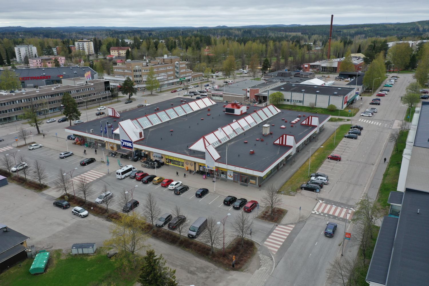 Liiketila sijaitsee vilkkaassa liikekiinteistössä, jossa toimivat myös tunnetut vähittäiskaupan toimijat,kuten JYSK ja N...