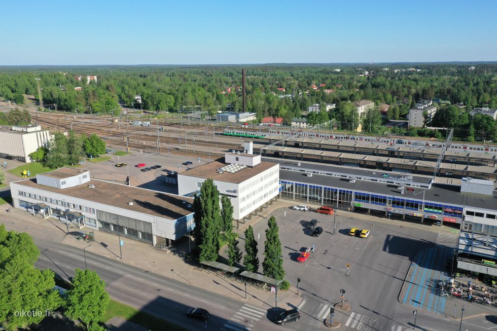 Kouvolan ydinkeskustassa ja matkakeskuksen välittömässä läheisyydessä on todella hyvällä paikalla 20m2 toimistotilaa. Kä...
