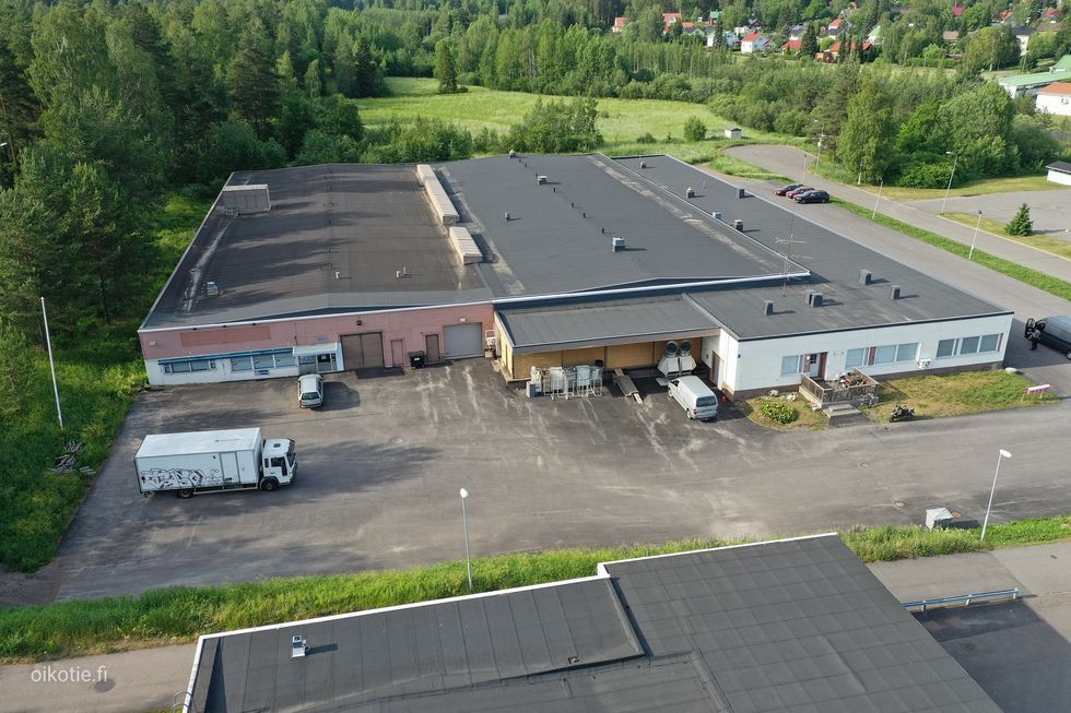 Tilassa oma WC, vesipiste, lattiakaivo ja oma sähkökeskus, jossa oma jälkimittaus.
Nosto-oven leveys 3500 ja korkeus 300...