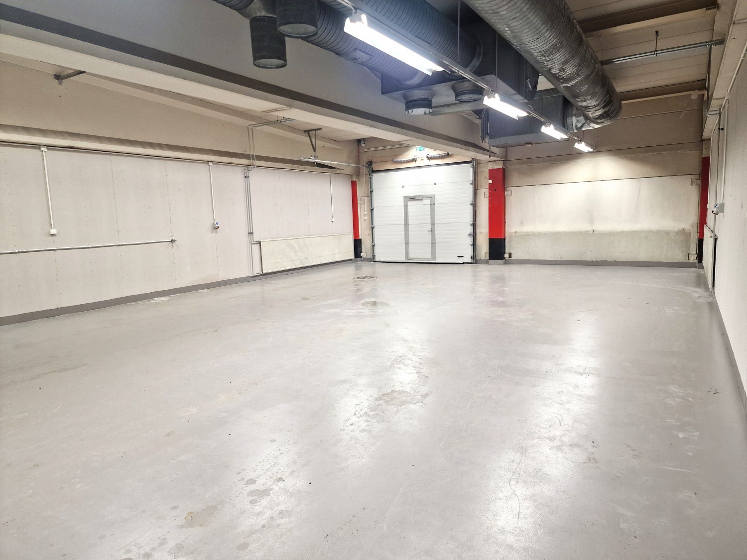 Tilassa oma WC, vesipiste, lattiakaivo ja oma sähkökeskus, jossa oma jälkimittaus.
Nosto-oven leveys 3500 ja korkeus 300...