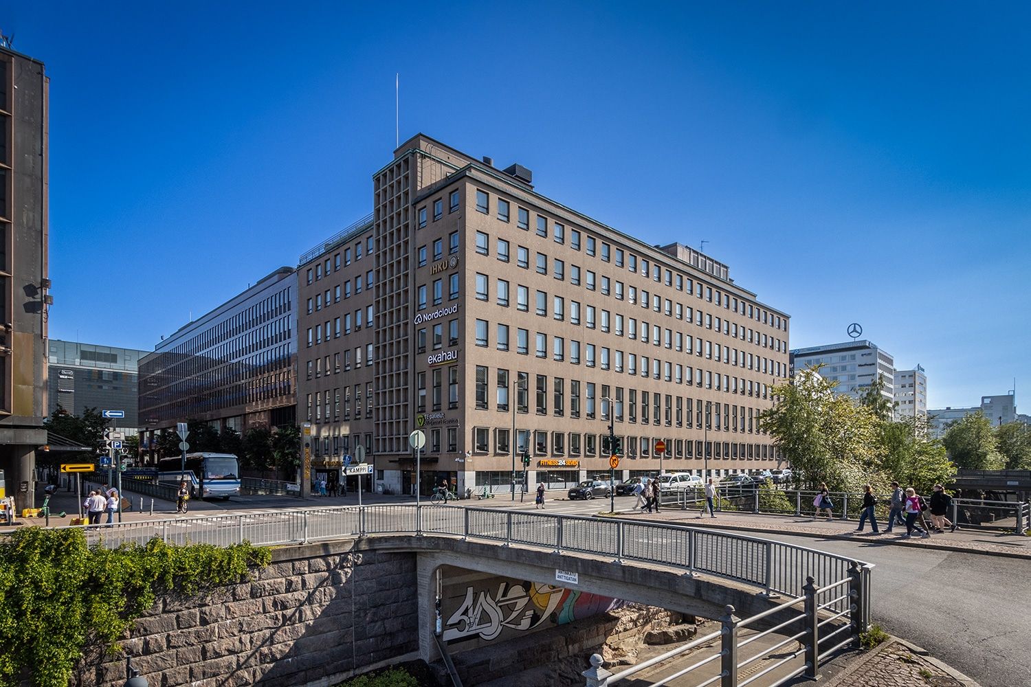 Entisen&auml; Valtioneuvoston kirjapainotalona toiminut Antinkatu 1 on kietonut ymp&auml;rilleen vuosikymmenten tarin...